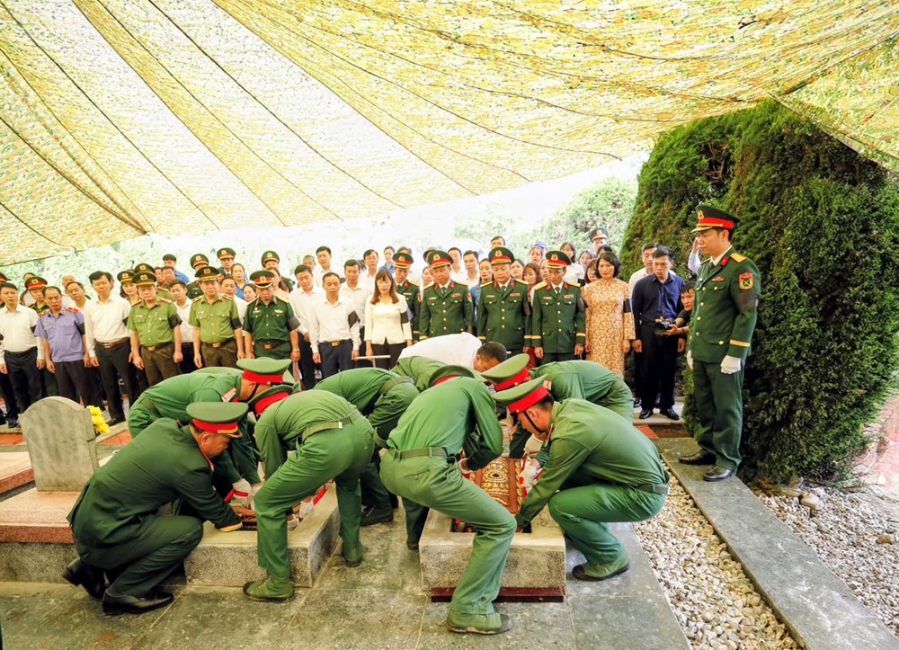 Truy điệu, an táng 2 hài cốt liệt sĩ tại Nghĩa trang Liệt sĩ Độc Lập - ảnh 6