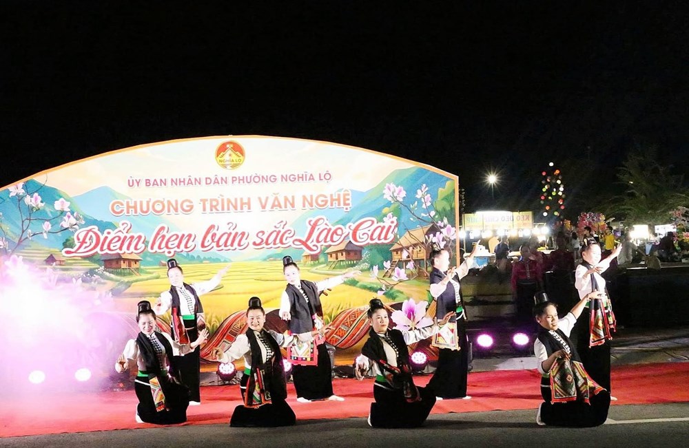 Rộn ràng vòng xòe Thái níu chân du khách đêm cuối tuần ở Nghĩa Lộ - ảnh 1