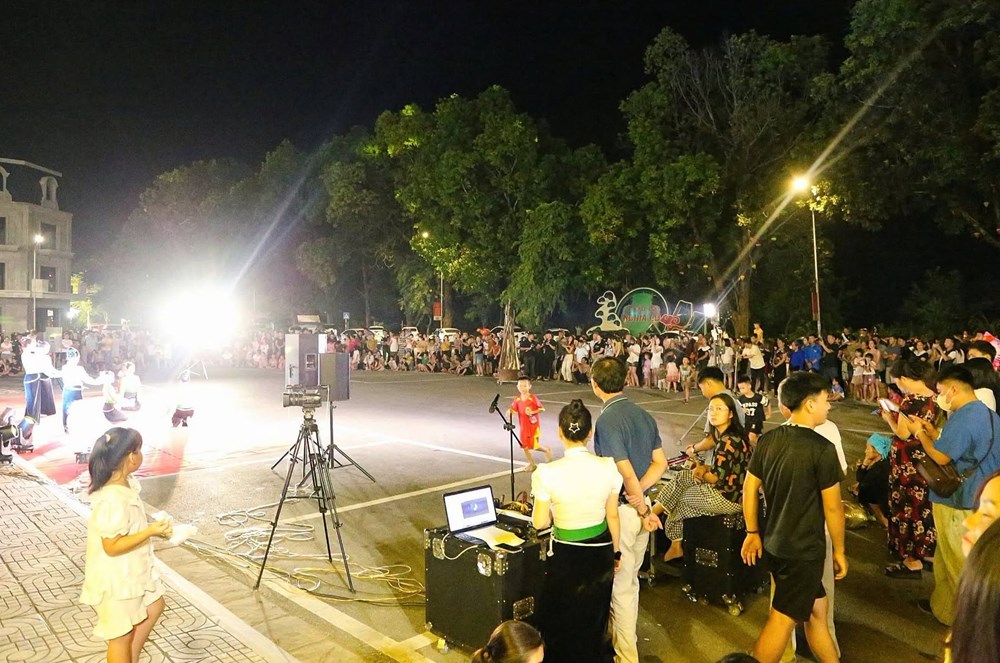 Rộn ràng vòng xòe Thái níu chân du khách đêm cuối tuần ở Nghĩa Lộ - ảnh 7