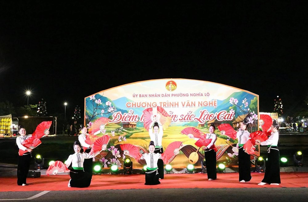 Rộn ràng vòng xòe Thái níu chân du khách đêm cuối tuần ở Nghĩa Lộ - ảnh 4
