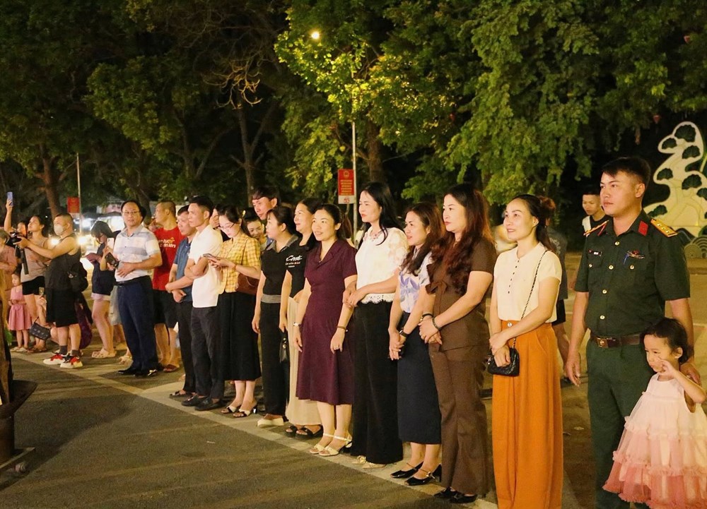 Rộn ràng vòng xòe Thái níu chân du khách đêm cuối tuần ở Nghĩa Lộ - ảnh 6