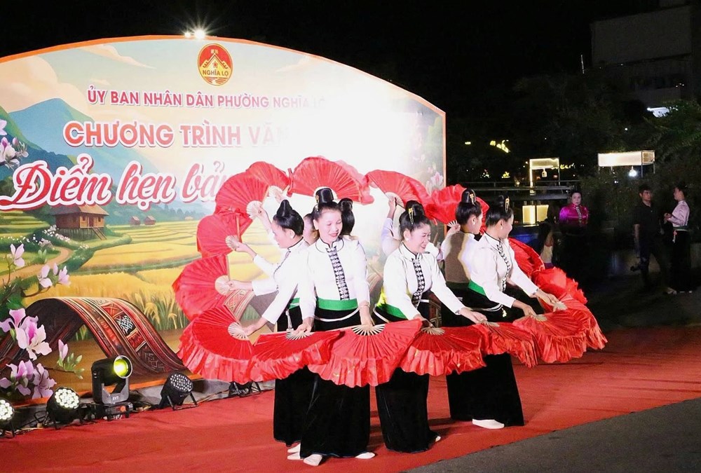 Rộn ràng vòng xòe Thái níu chân du khách đêm cuối tuần ở Nghĩa Lộ - ảnh 3