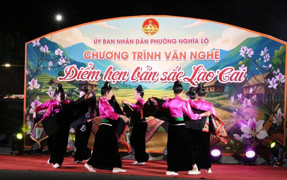 Rộn ràng vòng xòe Thái níu chân du khách đêm cuối tuần ở Nghĩa Lộ - ảnh 2