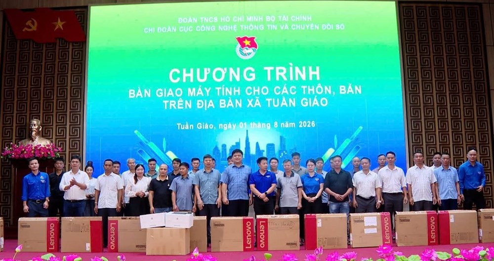 Điện Biên: Trao tặng 33 bộ máy tính cho các thôn, bản xã vùng cao Tuần Giáo - ảnh 1