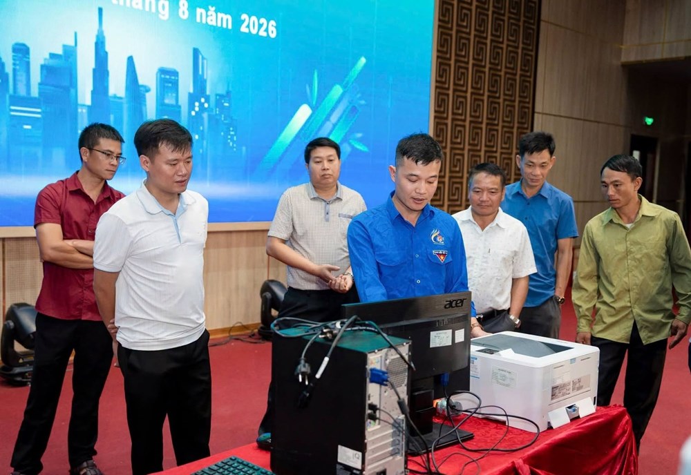 Điện Biên: Trao tặng 33 bộ máy tính cho các thôn, bản xã vùng cao Tuần Giáo - ảnh 2