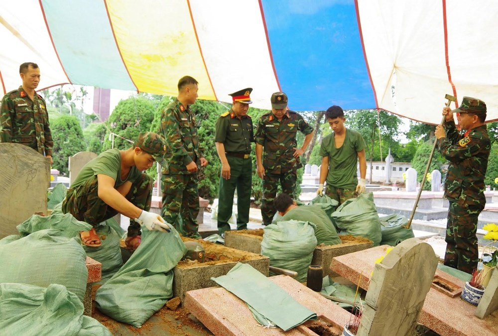 Khen thưởng  đột xuất 2 cán bộ tiêu biểu trong “Chiến dịch 500 ngày đêm” tại Điện Biên - ảnh 4