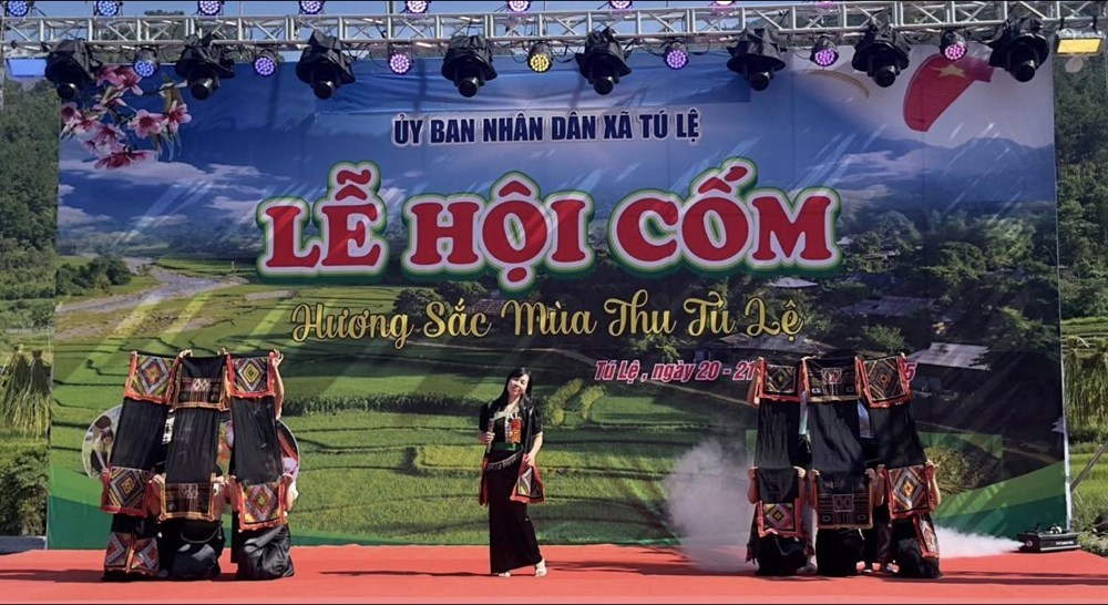 Về Tú Lệ thưởng thức hương cốm mùa thu vàng cùng đồng bào Thái - ảnh 1