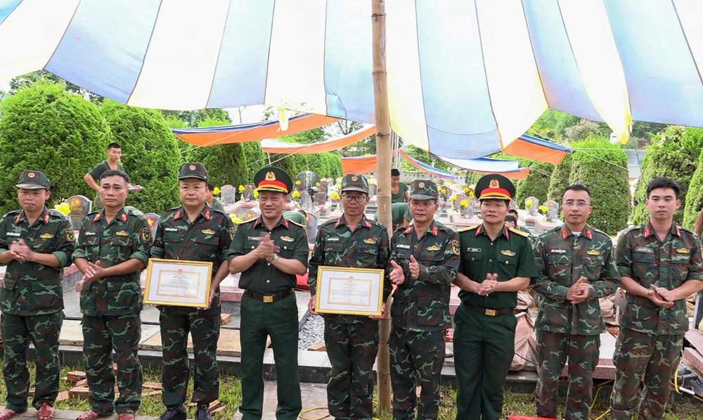 Khen thưởng  đột xuất 2 cán bộ tiêu biểu trong “Chiến dịch 500 ngày đêm” tại Điện Biên - ảnh 2