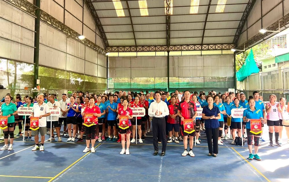 240 VĐV tham gia Giải Bóng chuyền hơi trung, cao tuổi Sơn La 2026 - ảnh 1