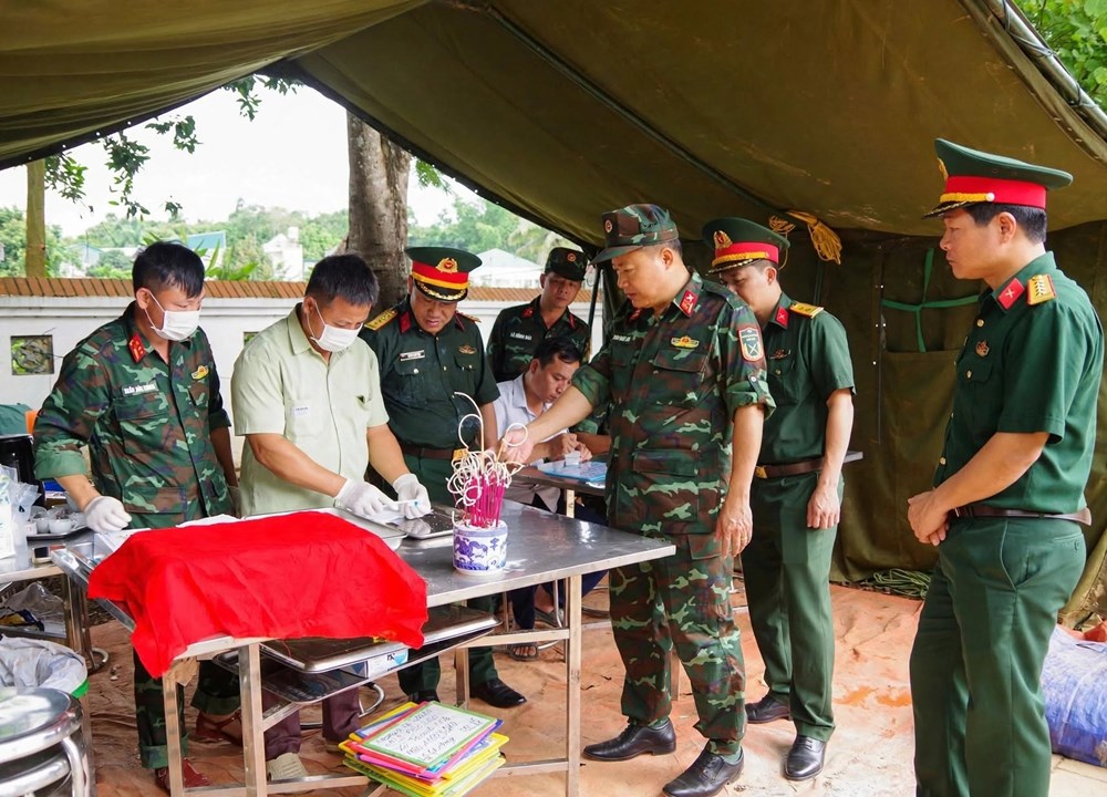 Khen thưởng  đột xuất 2 cán bộ tiêu biểu trong “Chiến dịch 500 ngày đêm” tại Điện Biên - ảnh 3