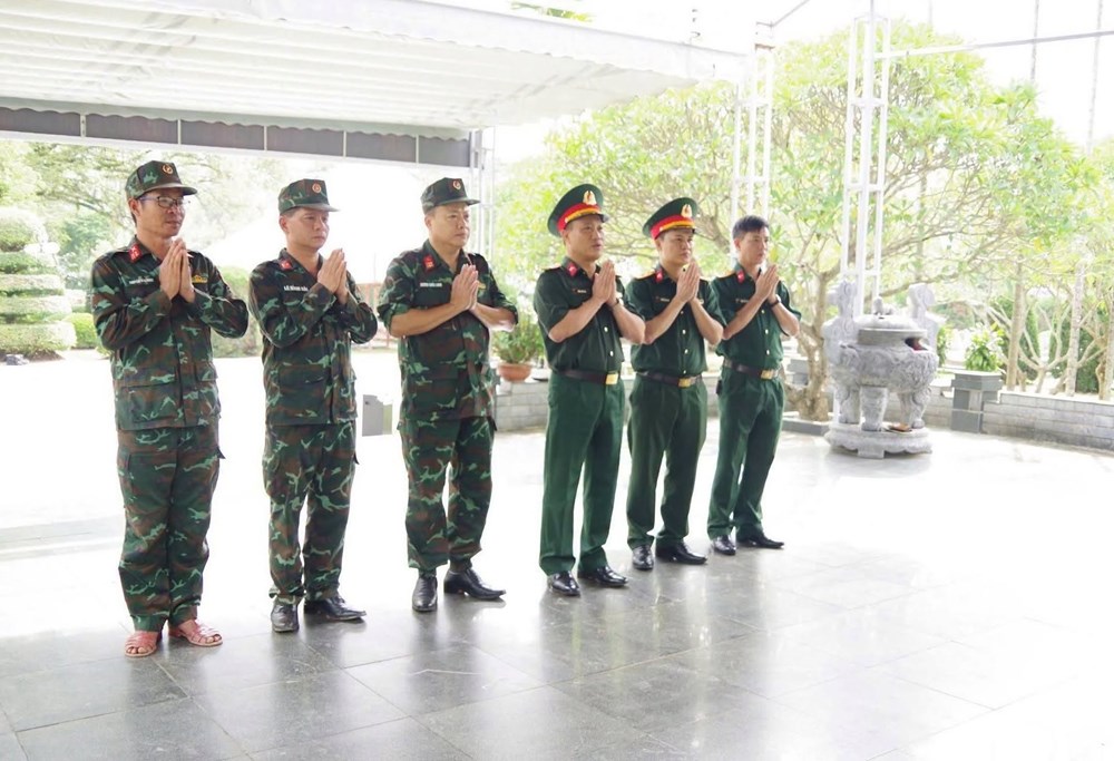 Khen thưởng  đột xuất 2 cán bộ tiêu biểu trong “Chiến dịch 500 ngày đêm” tại Điện Biên - ảnh 1