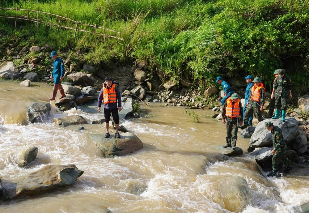 Xuyên đêm tìm kiếm 3 cháu nhỏ bị lũ cuốn tử vong ở Sơn La - ảnh 1