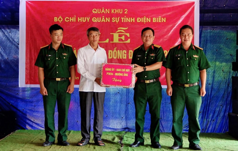 Trao tặng Nhà đồng đội cho gia đình quân nhân có hoàn cảnh khó khăn - ảnh 2