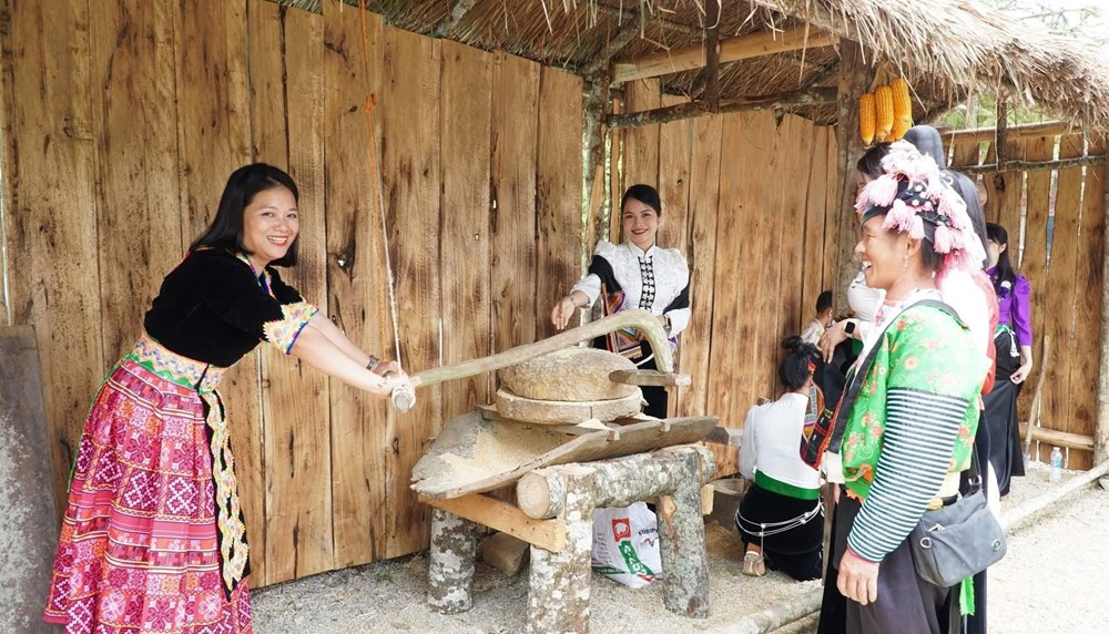 Cuối tuần lên Pha Đin, đắm mình trong chợ phiên giữa mây ngàn Tây Bắc - ảnh 9