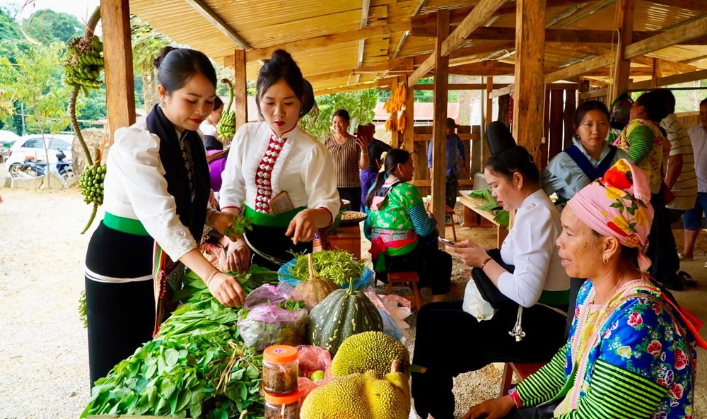 Cuối tuần lên Pha Đin, đắm mình trong chợ phiên giữa mây ngàn Tây Bắc - ảnh 2