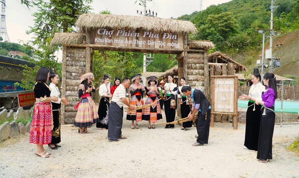 Cuối tuần lên Pha Đin, đắm mình trong chợ phiên giữa mây ngàn Tây Bắc - ảnh 3
