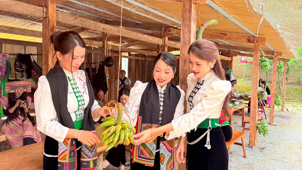 Cuối tuần lên Pha Đin, đắm mình trong chợ phiên giữa mây ngàn Tây Bắc - ảnh 4