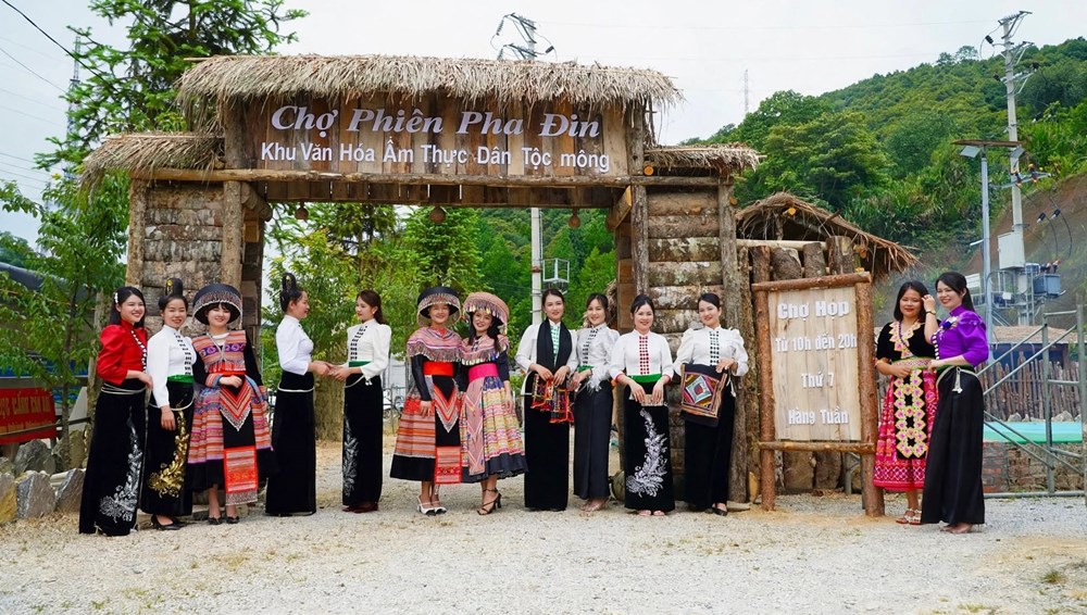 Cuối tuần lên Pha Đin, đắm mình trong chợ phiên giữa mây ngàn Tây Bắc - ảnh 1