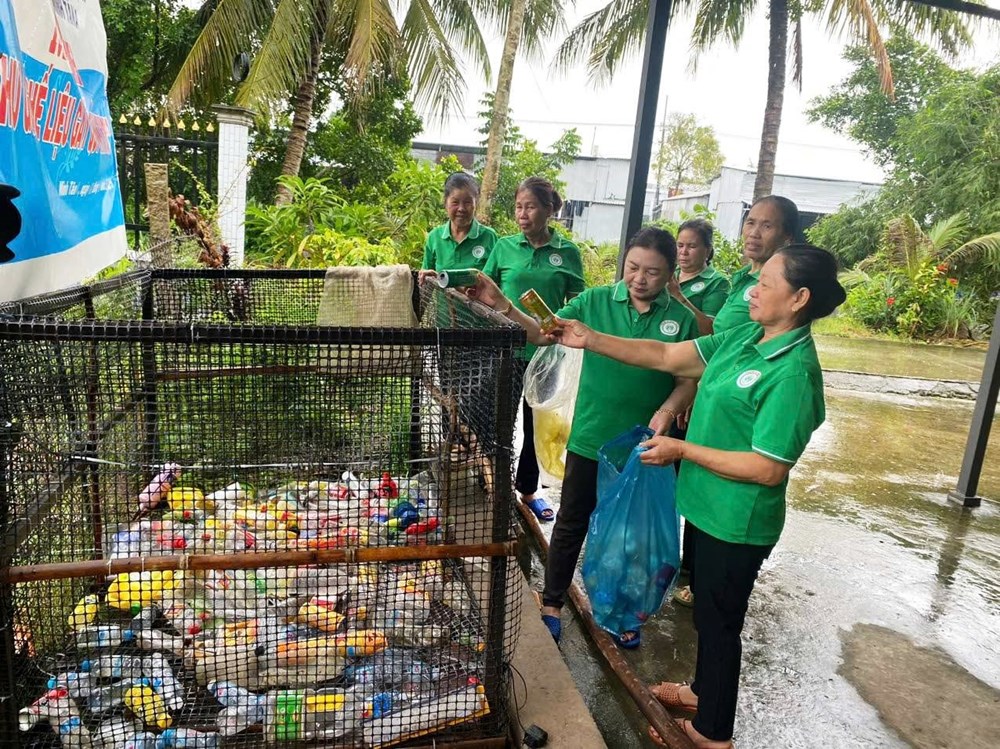 Phụ nữ U Minh Thượng gom rác thải nhựa gây quỹ tình thương - ảnh 2