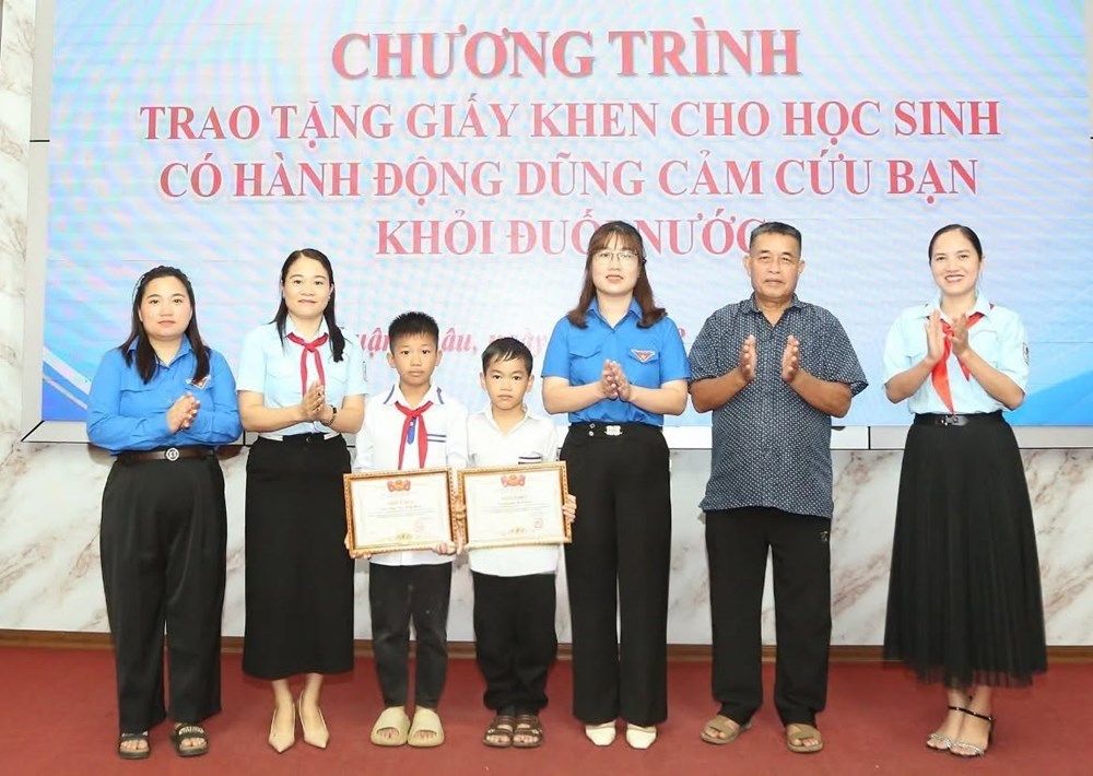 Khen thưởng hai thiếu nhi Sơn La dũng cảm cứu em nhỏ khỏi đuối nước - ảnh 1