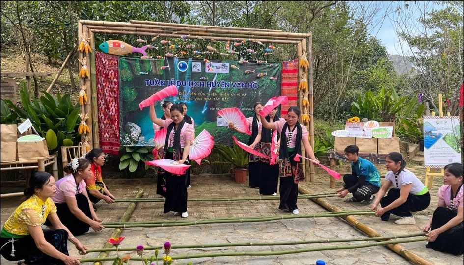 Rực rỡ “Sắc màu Vân Hồ” đón chào du khách dịp nghỉ lễ 2.9 - ảnh 1