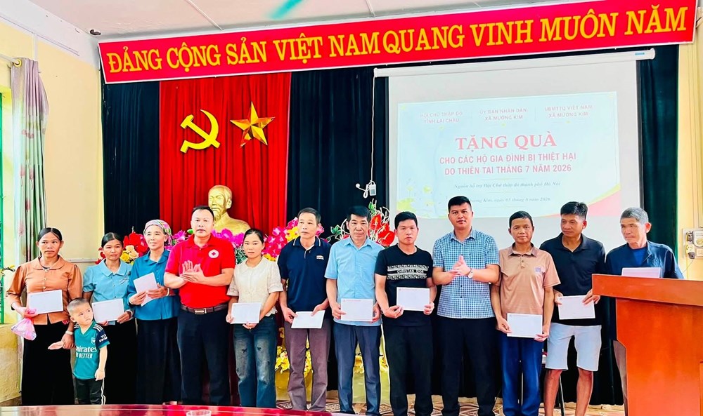Trao 110 suất quà hỗ trợ người dân xã Mường Kim bị ảnh hưởng do mưa lũ - ảnh 1