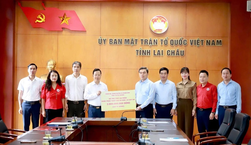 Tuyên Quang trao 2 tỉ đồng hỗ trợ Lai Châu khắc phục hậu quả thiên tai - ảnh 1