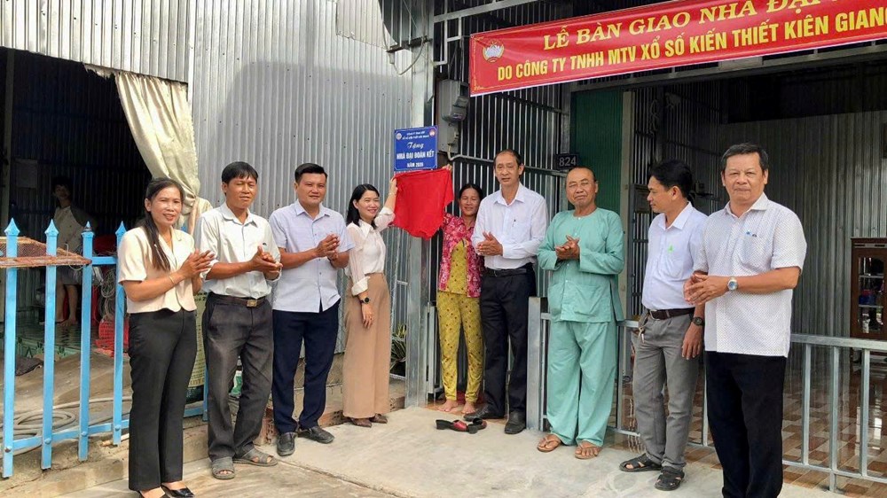 An Giang bàn giao 14 căn nhà Đại đoàn kết cho hộ nghèo vùng biên - ảnh 2
