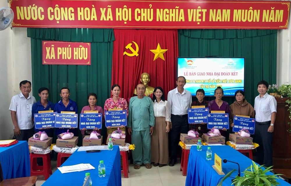 An Giang bàn giao 14 căn nhà Đại đoàn kết cho hộ nghèo vùng biên - ảnh 1