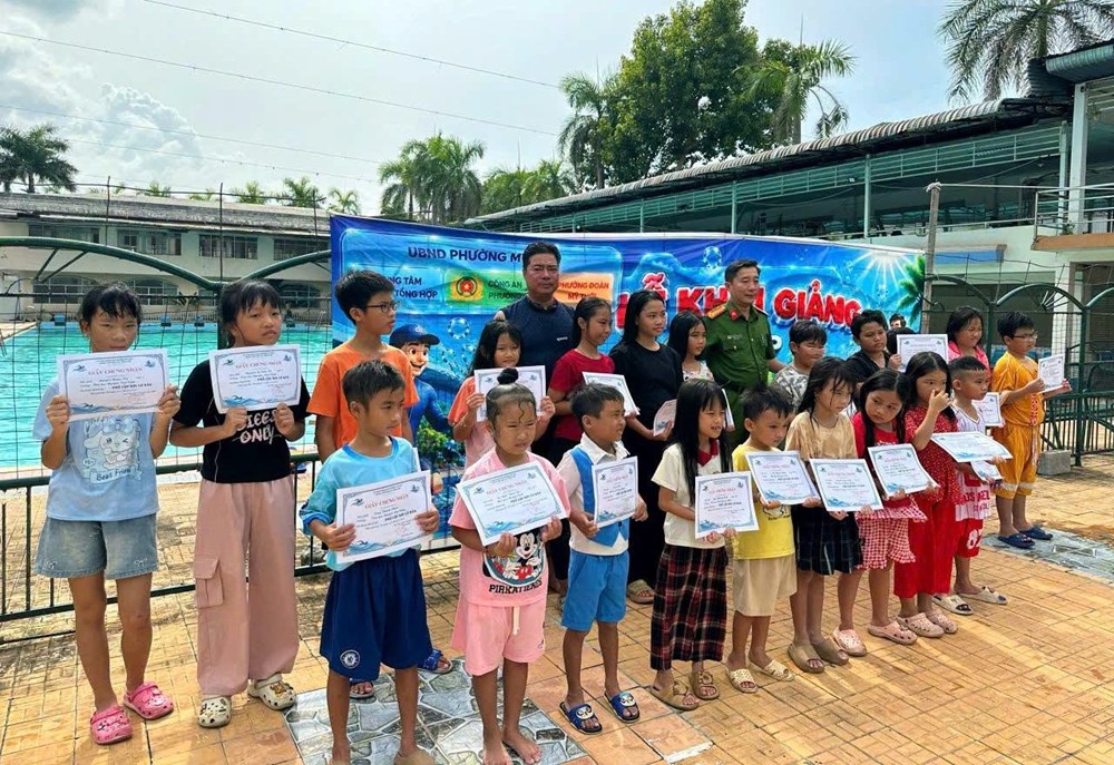  Thiếu nhi phường Mỹ Thới được phổ cập bơi cơ bản trong dịp hè - ảnh 2