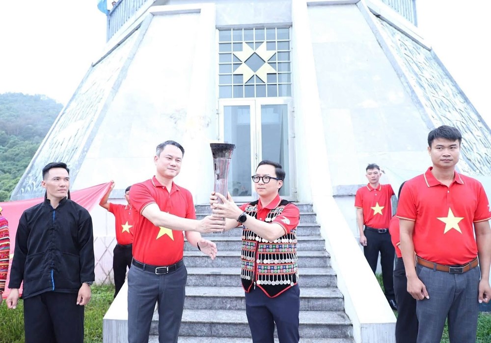 Thiêng liêng Hành trình “Tôi yêu Tổ quốc tôi” tại cực Tây A Pa Chải - ảnh 3