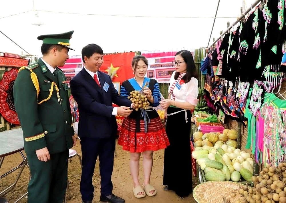 Lóng Sập rực rỡ sắc màu biên giới chào đón du khách dịp lễ 2.9 - ảnh 7