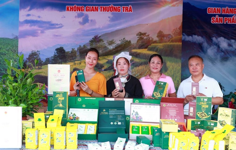 Phiên chợ số vùng cao Hồng Thái hút khách giữa mây ngàn - ảnh 3