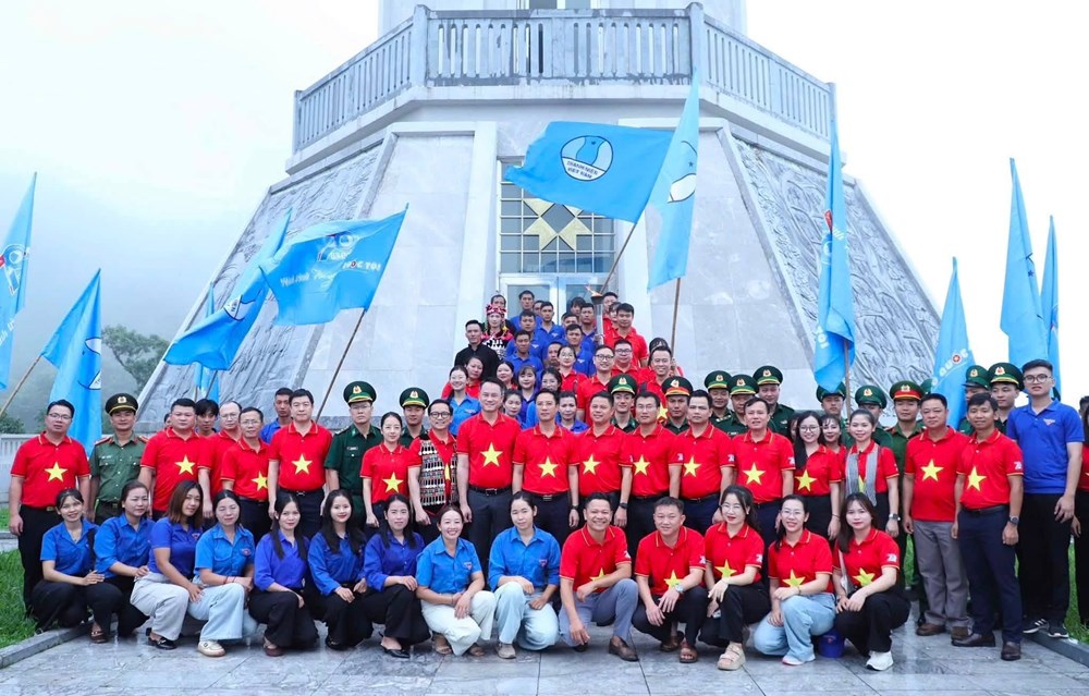 Thiêng liêng Hành trình “Tôi yêu Tổ quốc tôi” tại cực Tây A Pa Chải - ảnh 2
