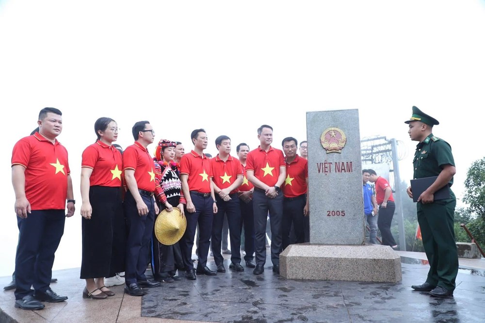Thiêng liêng Hành trình “Tôi yêu Tổ quốc tôi” tại cực Tây A Pa Chải - ảnh 4