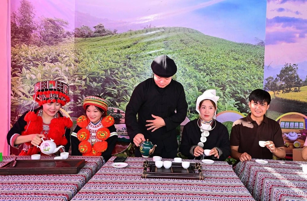 Phiên chợ số vùng cao Hồng Thái hút khách giữa mây ngàn - ảnh 4
