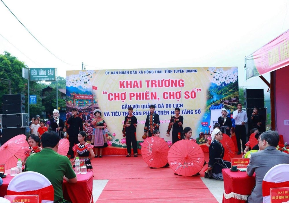 Phiên chợ số vùng cao Hồng Thái hút khách giữa mây ngàn - ảnh 1