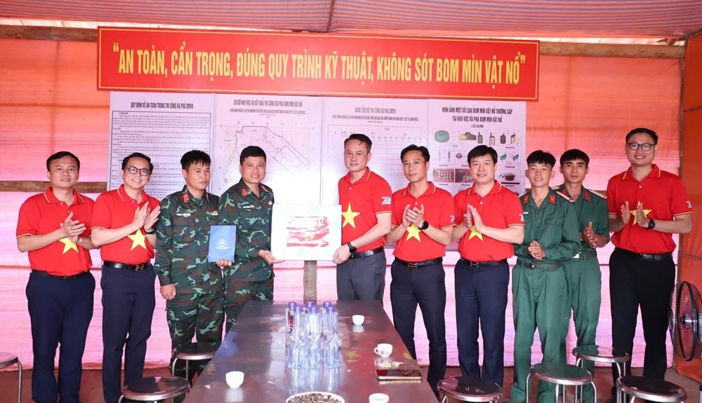 Thiêng liêng Hành trình “Tôi yêu Tổ quốc tôi” tại cực Tây A Pa Chải - ảnh 7