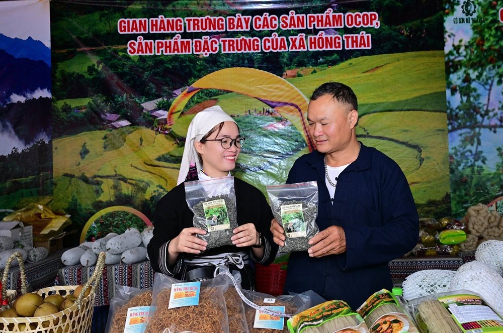 Phiên chợ số vùng cao Hồng Thái hút khách giữa mây ngàn - ảnh 2