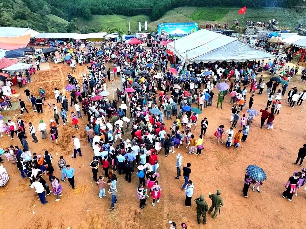 Lóng Sập rực rỡ sắc màu biên giới chào đón du khách dịp lễ 2.9 - ảnh 9