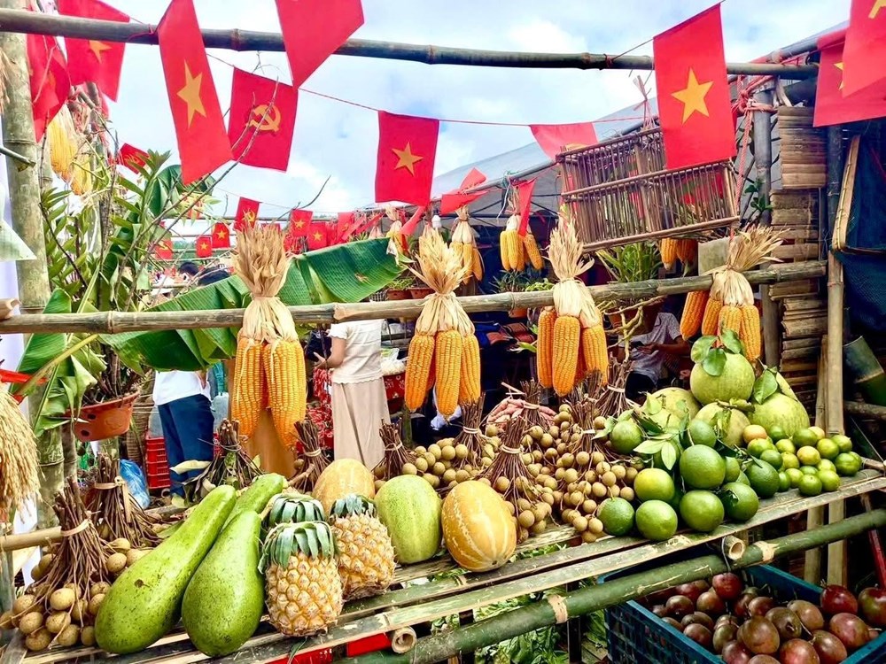 Lóng Sập rực rỡ sắc màu biên giới chào đón du khách dịp lễ 2.9 - ảnh 5