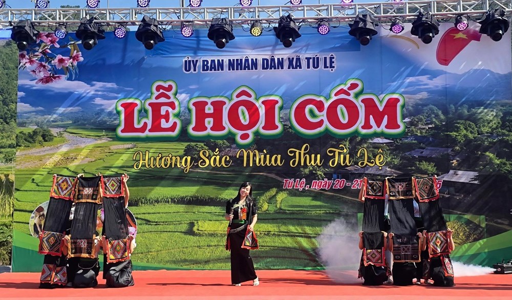 Tôn vinh vẻ đẹp trang phục các dân tộc miền đất cốm Tú Lệ - ảnh 1
