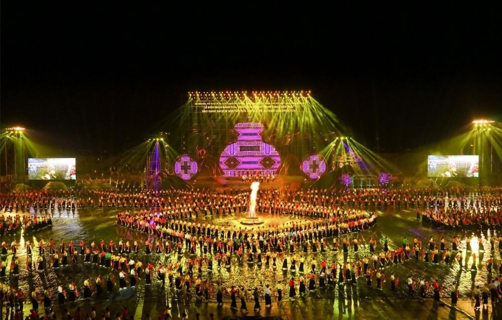 Mường Lò mở hội “Tinh hoa xòe Thái - Sắc màu Tây Bắc” - ảnh 2