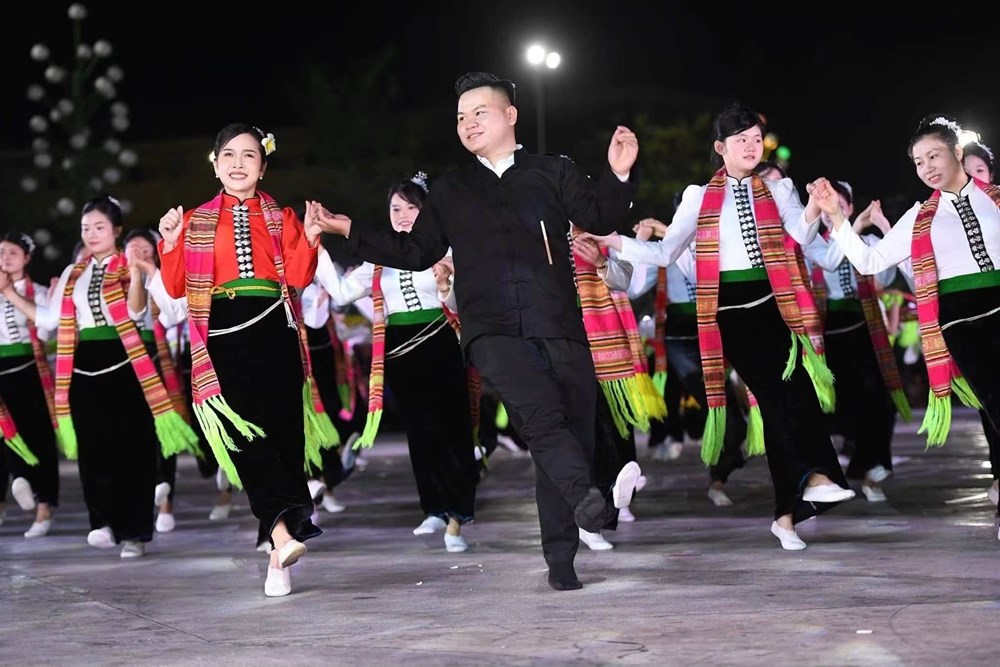 Mường Lò mở hội “Tinh hoa xòe Thái - Sắc màu Tây Bắc” - ảnh 1