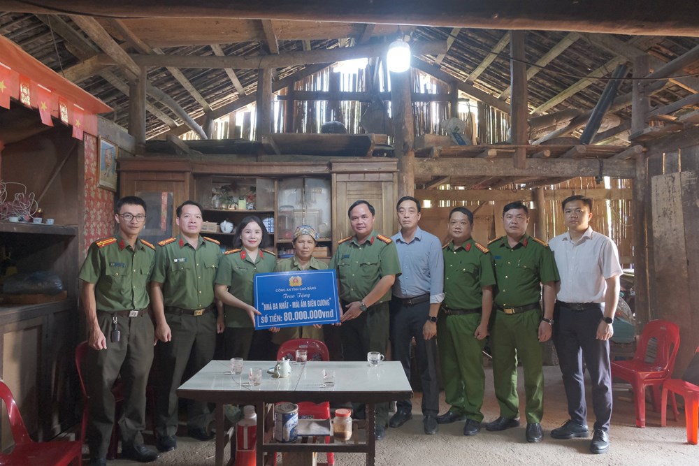 Công an Cao Bằng chung tay xây nhà cho hộ nghèo biên giới Đức Long - ảnh 1