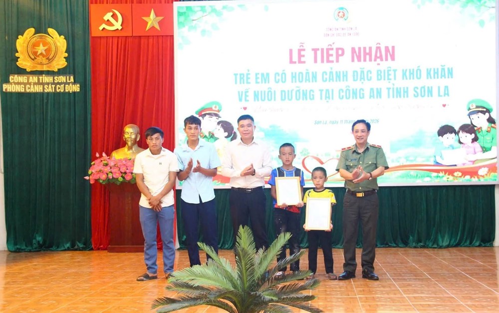 Công an Sơn La nhận nuôi dưỡng 2 trẻ em có hoàn cảnh đặc biệt khó khăn - ảnh 1