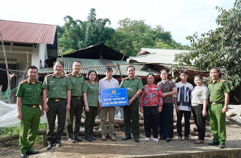 Công an Cao Bằng hỗ trợ xây nhà cho hộ khó khăn vùng biên - ảnh 2