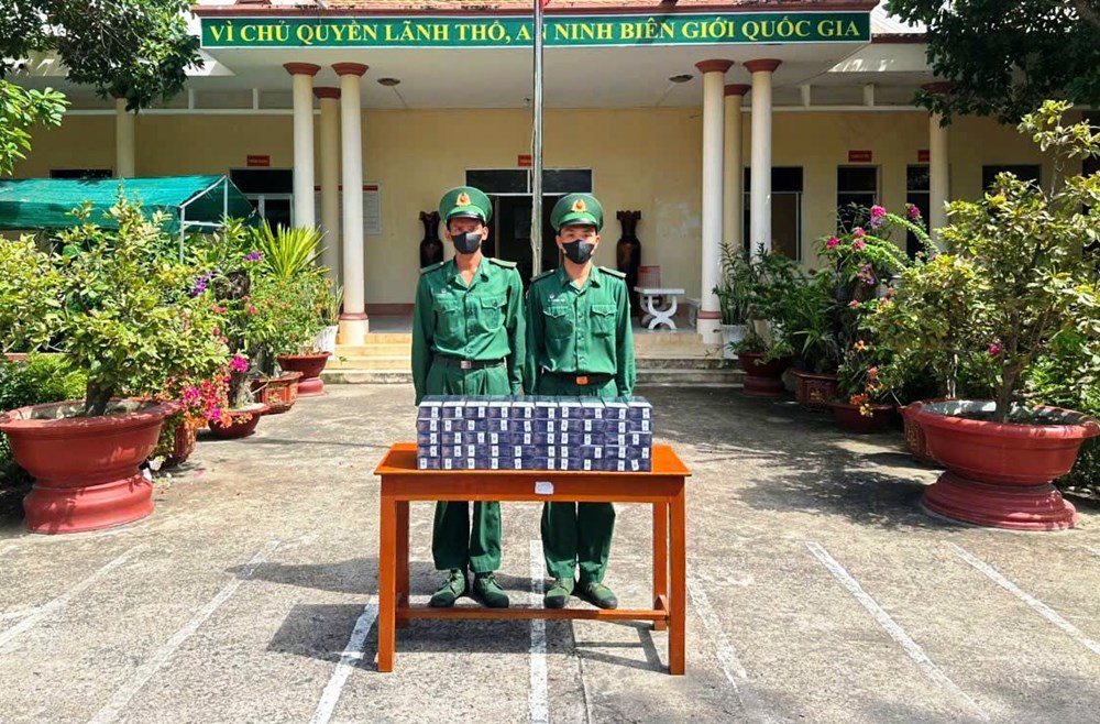 An Giang: Đồn Biên phòng Lạc Quới thu giữ 500 bao thuốc lá 555 - ảnh 1