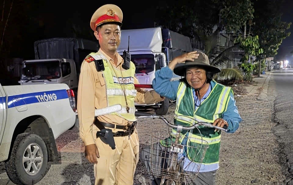 Trao hơn 200 áo phản quang cho người dân mưu sinh về đêm - ảnh 2