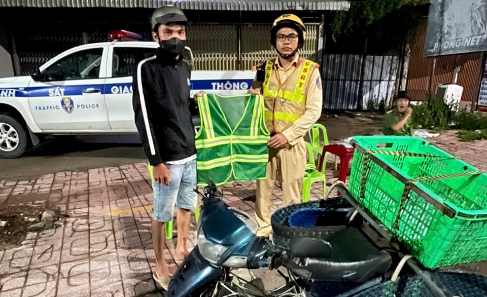 Trao hơn 200 áo phản quang cho người dân mưu sinh về đêm - ảnh 3